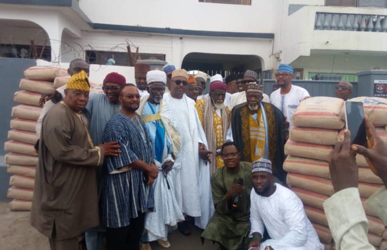 Baribari community donates to Chief Imam