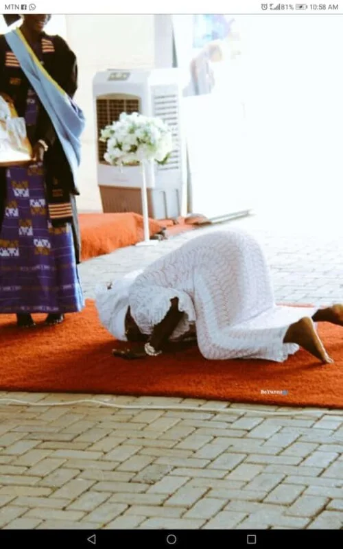Daughter makes mother prostrate at graduation